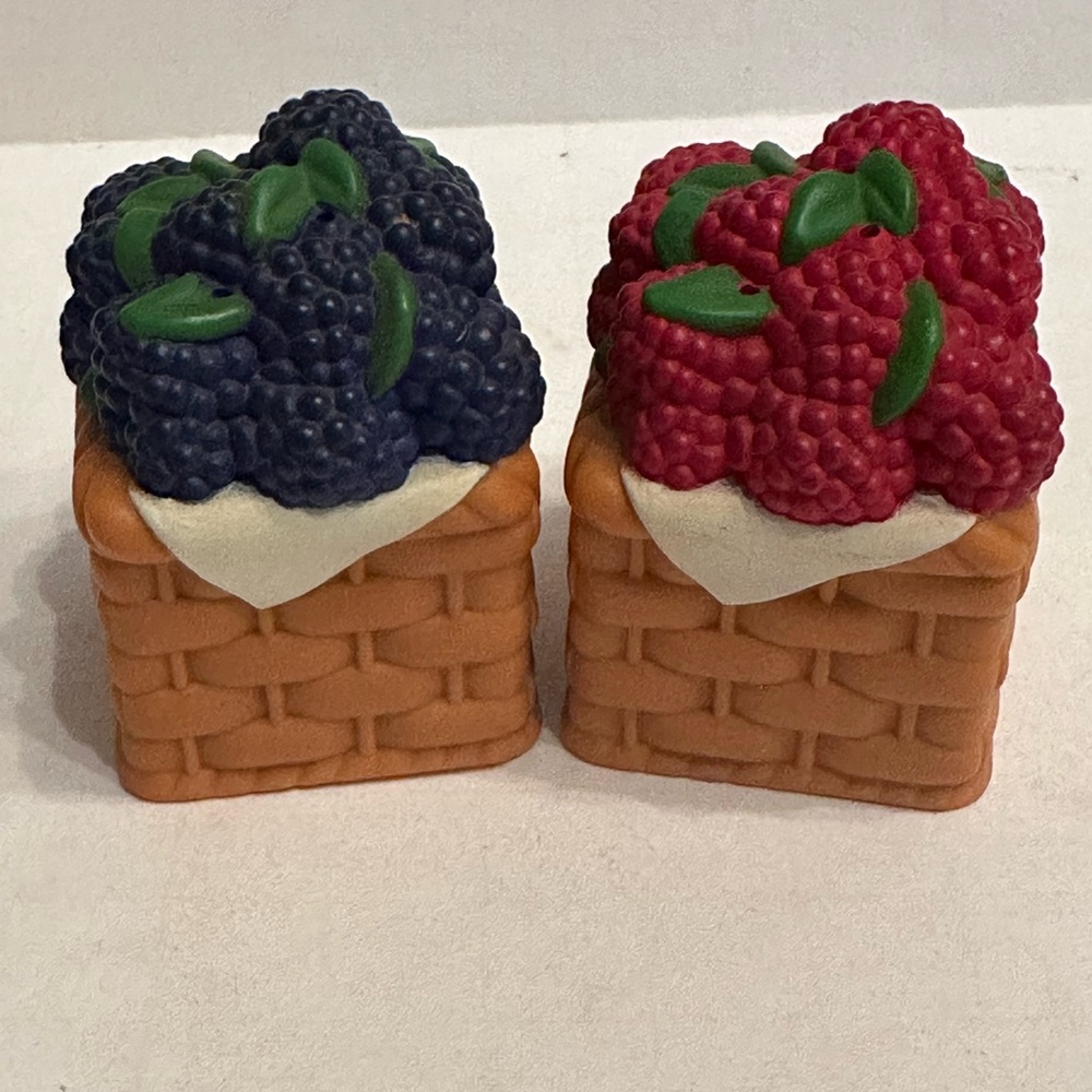 Avon Berry Basket Plastic Salt and Pepper Shakers Country Spring Decor